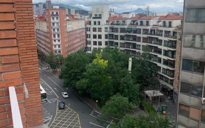 Vista exterior de Pis en venda en Bilbao  amb Balcó