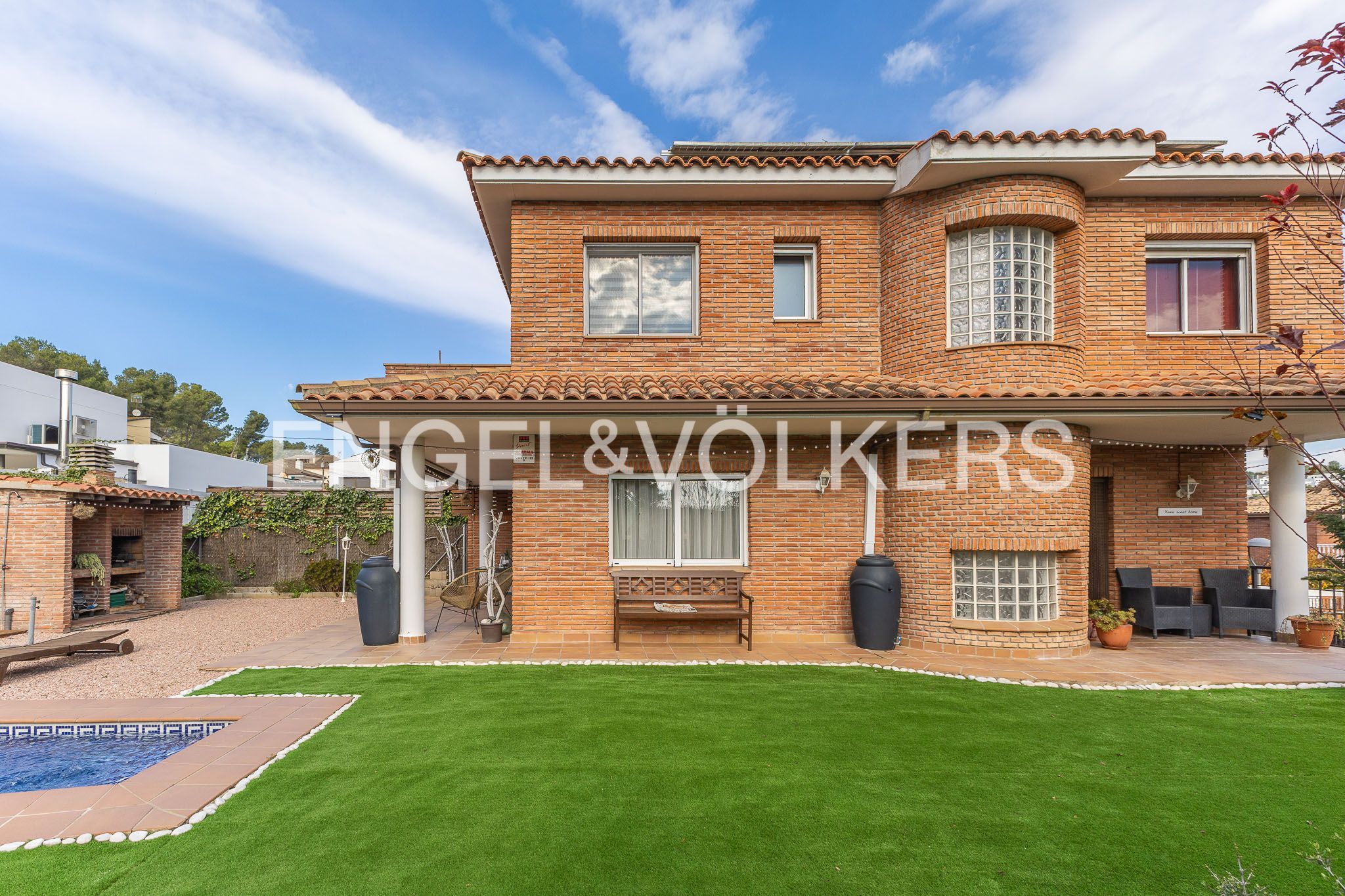 Außenansicht von Einfamilien-Reihenhaus zum Verkauf in Sant Quirze del Vallès mit Heizung, Privatgarten und Parkett