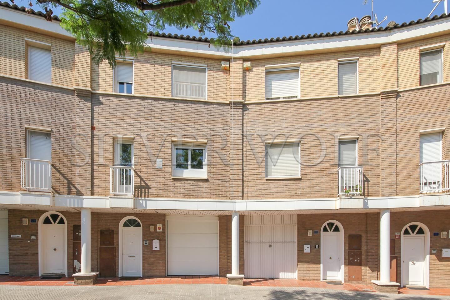 Vista exterior de Casa adosada en venda en Viladecans amb Aire condicionat, Calefacció i Jardí privat