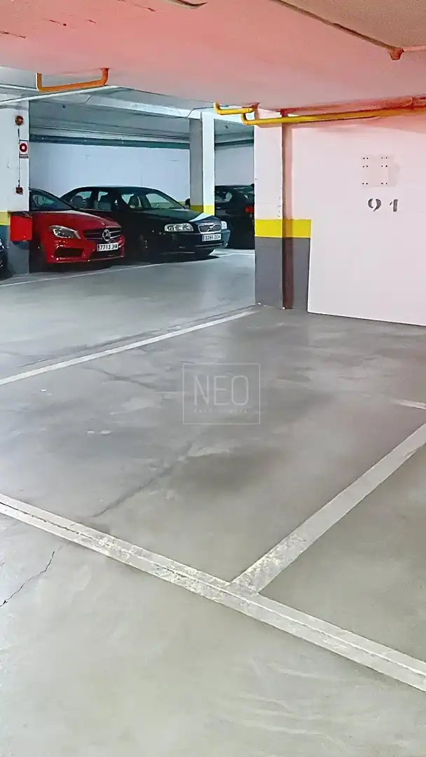 Aparcament de Casa adosada en venda en Alcalá de Henares amb Aire condicionat, Calefacció i Traster