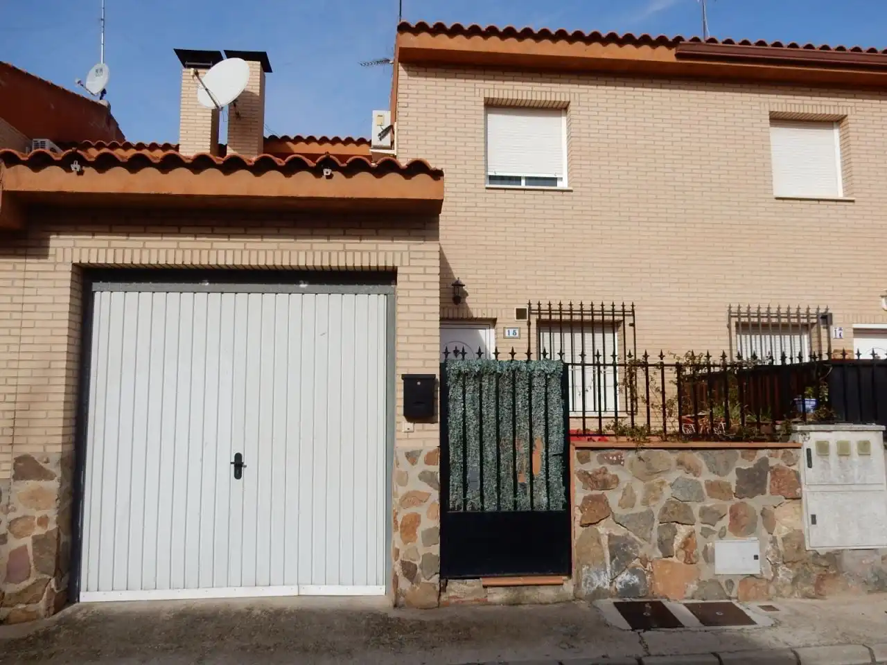 Vista exterior de Casa adosada en venda en Pantoja amb Balcó