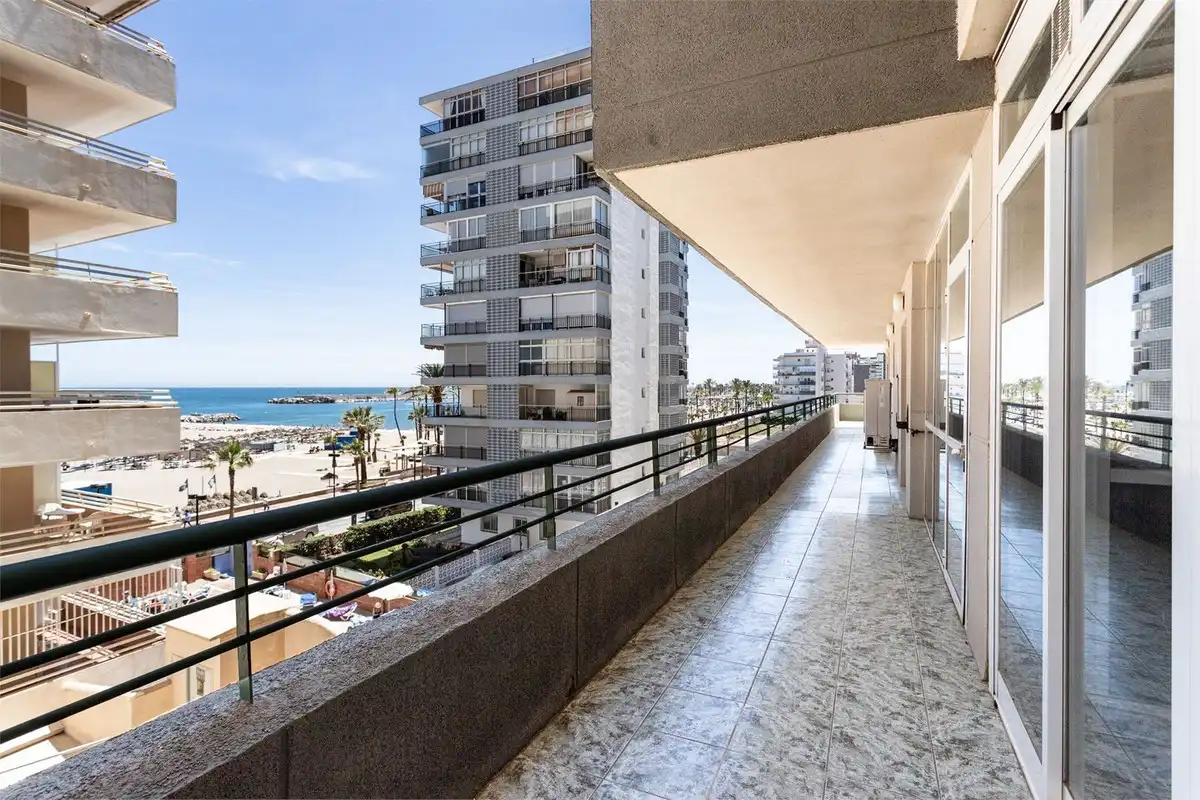 Außenansicht von Wohnungen zum Verkauf in Fuengirola mit Klimaanlage, Heizung und Terrasse