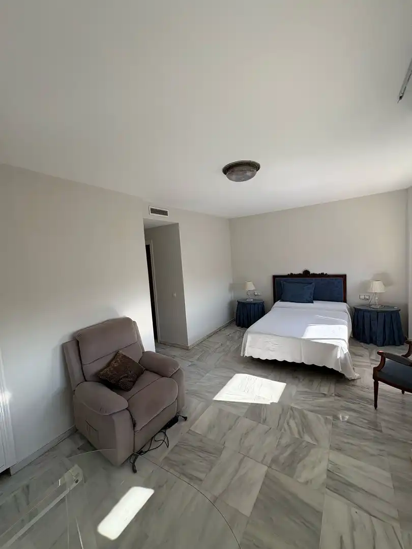 Dormitori de Pis de lloguer en Málaga amb Aire condicionat, Terrassa i Piscina comunitària