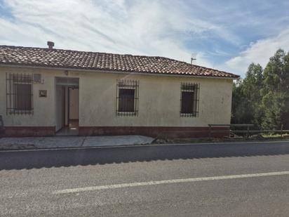 Vista exterior de Casa o xalet en venda en Cesuras amb Jardí privat