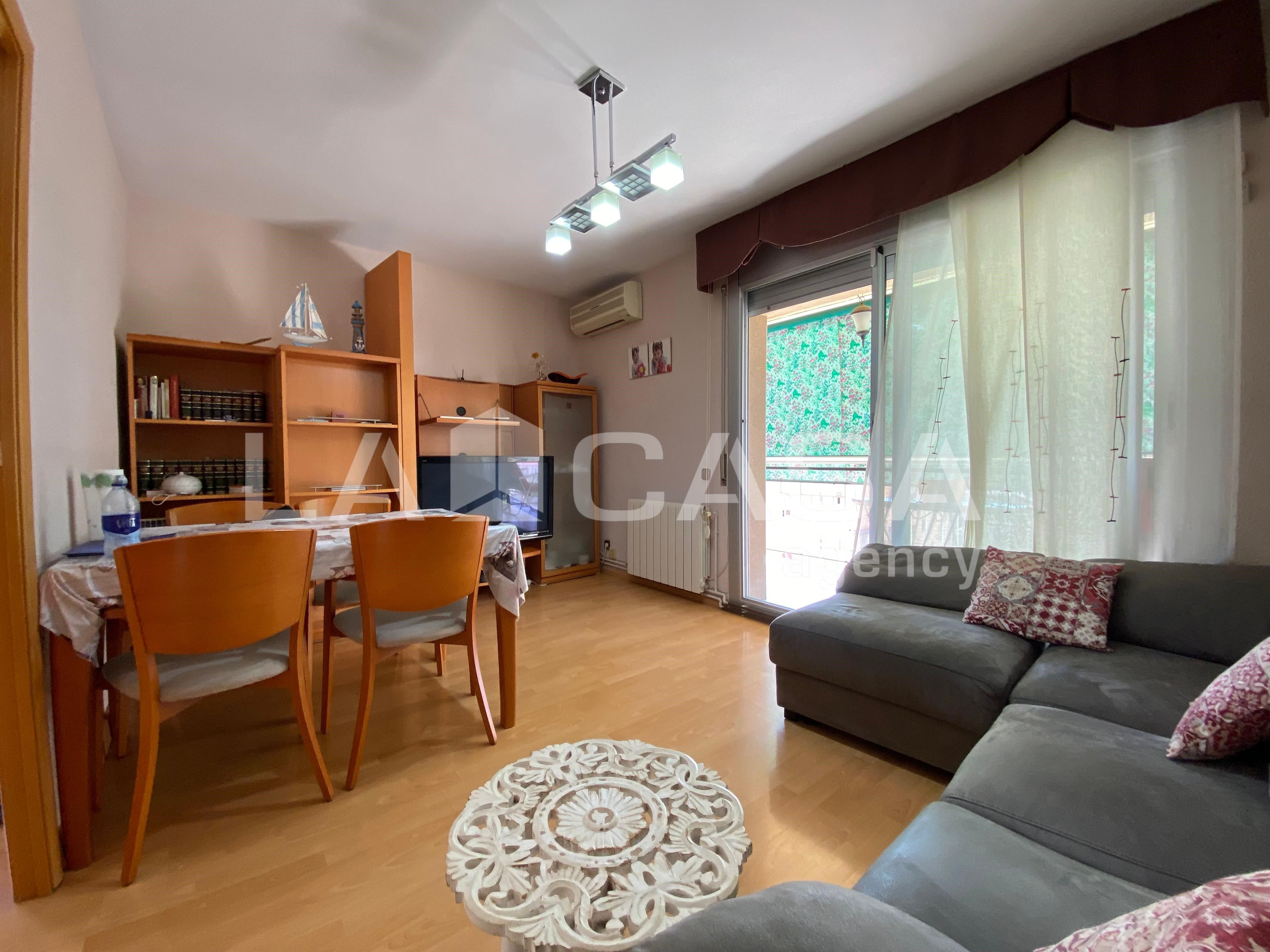 Sala d'estar de Pis en venda en Santa Coloma de Gramenet amb Traster i Balcó