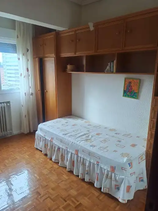 Habitación de Piso de alquiler en  Pamplona / Iruña con Calefacción, Parquet y Amueblado