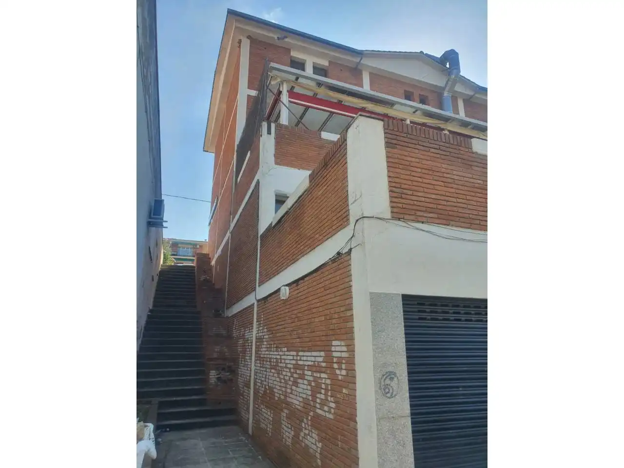 Vista exterior de Edifici en venda en Palau-solità i Plegamans