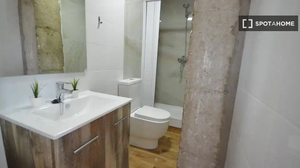 Bathroom of Flat for rent in Valencia  with Air Conditioner, Heating and Furnished