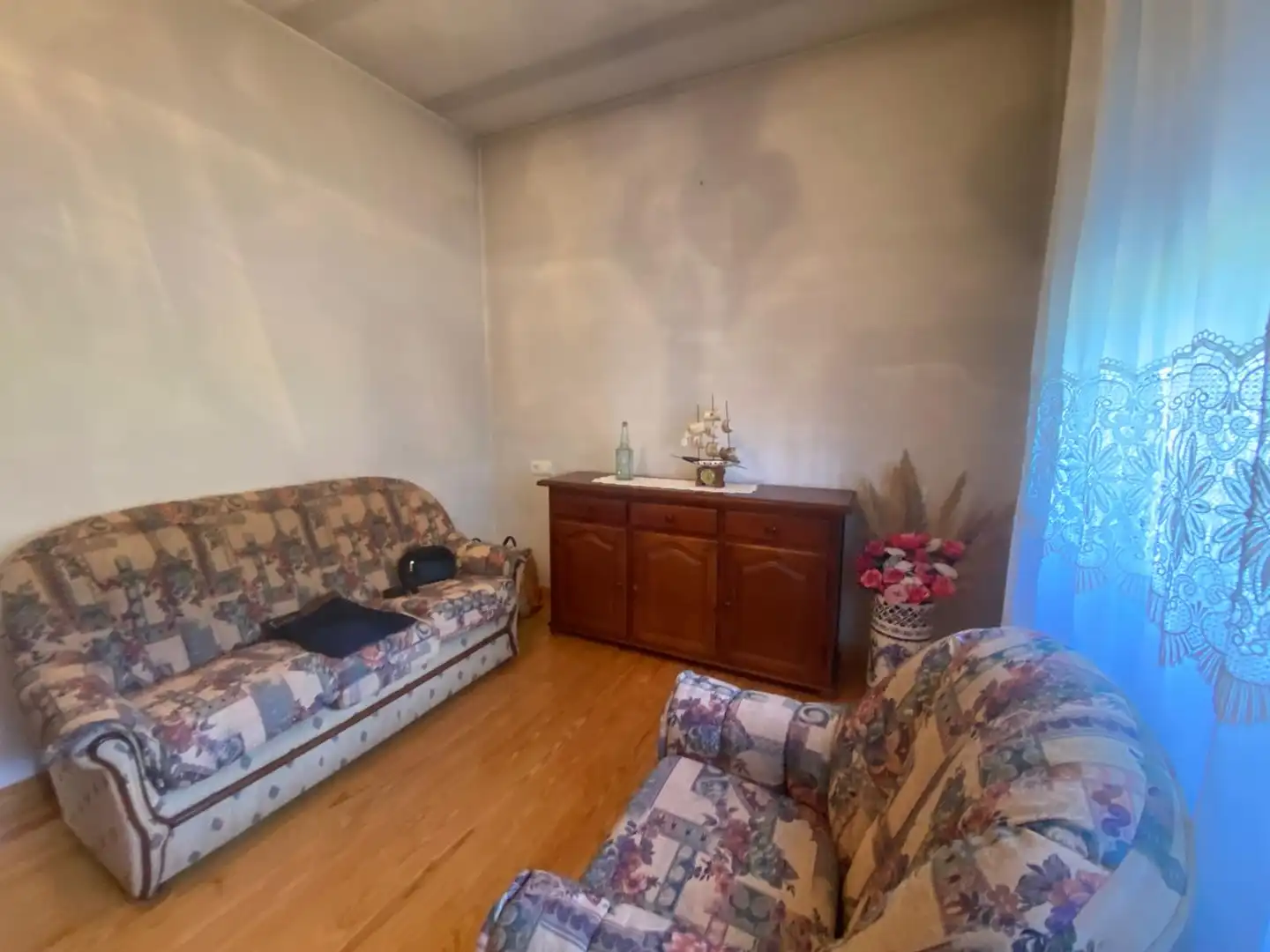 Sala d'estar de Casa o xalet en venda en O Carballiño   amb Jardí privat, Parquet i Moblat