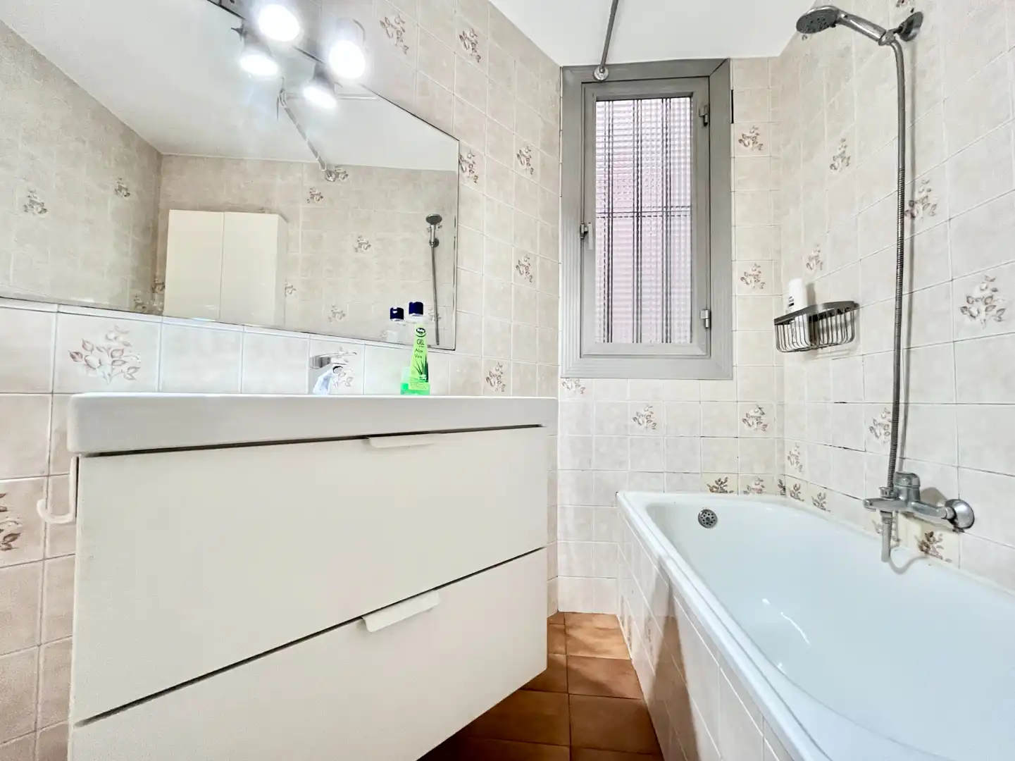 Bathroom of Flat for sale in Barcelona  with Heating, Oven and Microwave