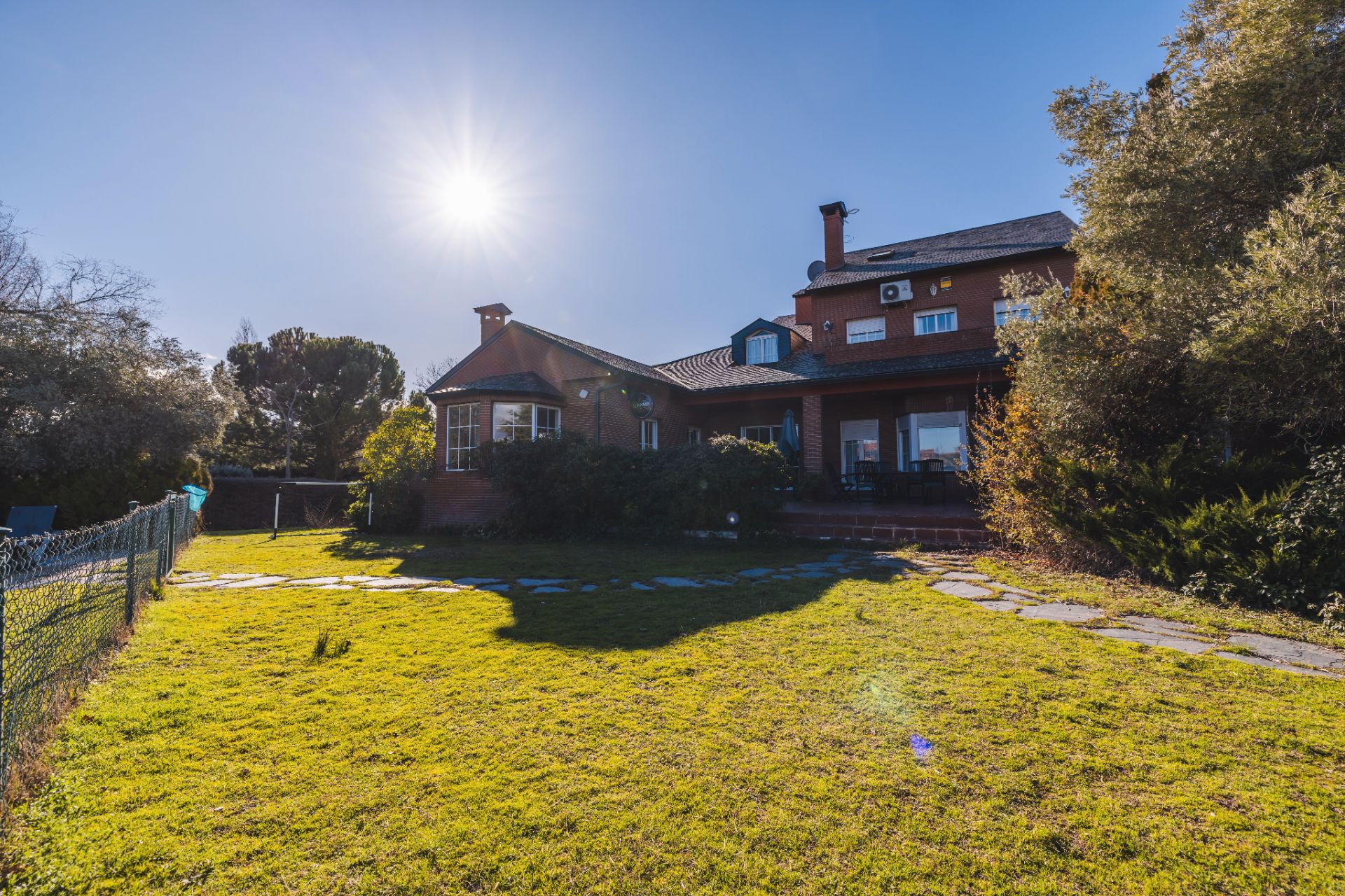 Vista exterior de Casa o xalet en venda en Las Rozas de Madrid amb Aire condicionat, Calefacció i Jardí privat