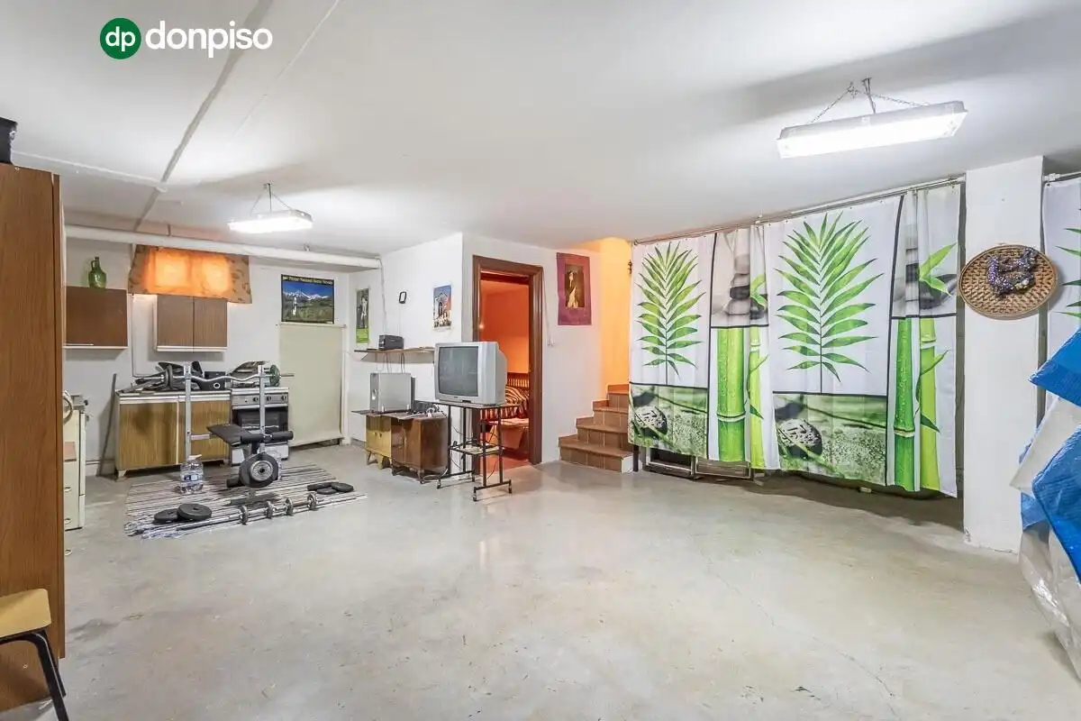 Casa aparellada amb terrassa en venda a Camino CEMENTERIO, imagen 32