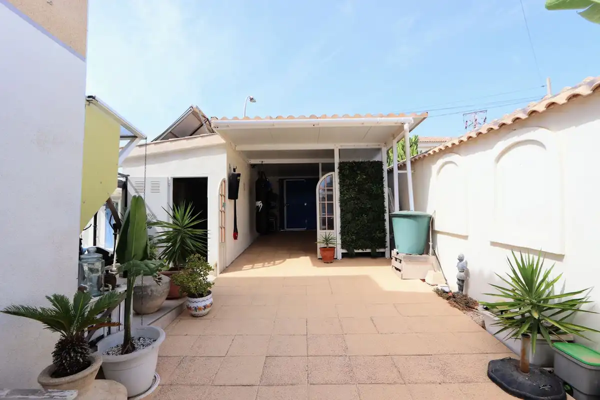 Casa o chalet en venta en Alicante / Alacant con Aire acondicionado, Jardín privado y Terraza