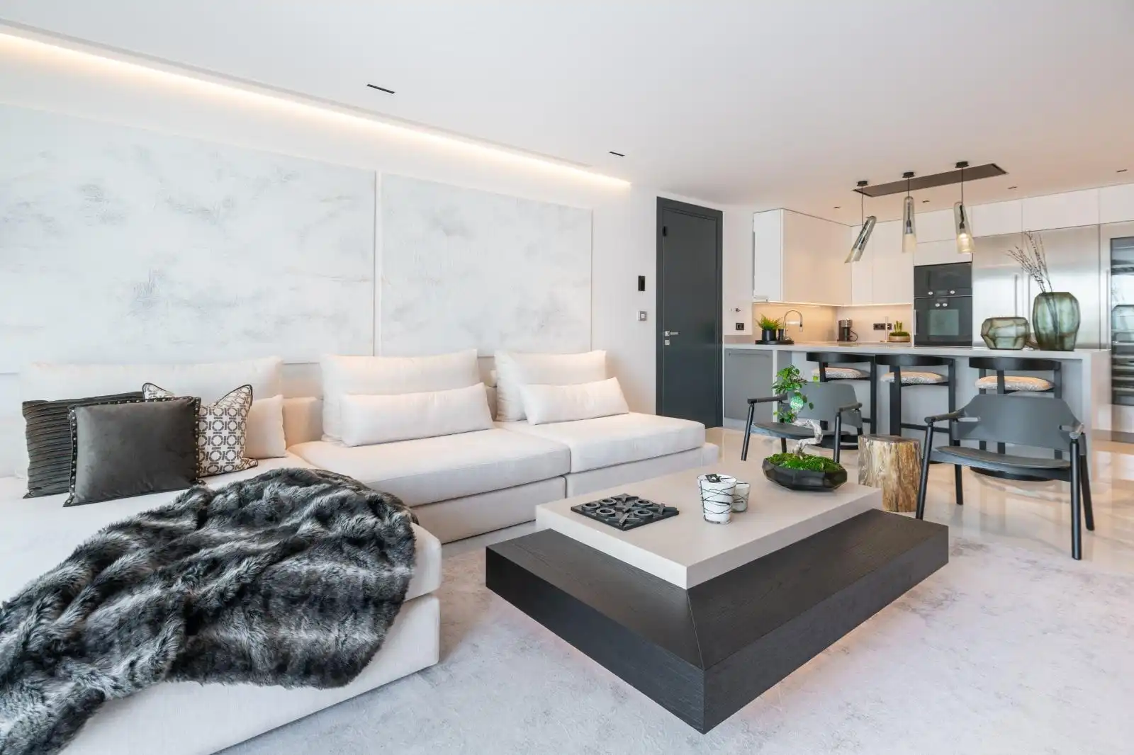Living room of Flat for sale in Marbella  with Air Conditioner, Terrace and Oven