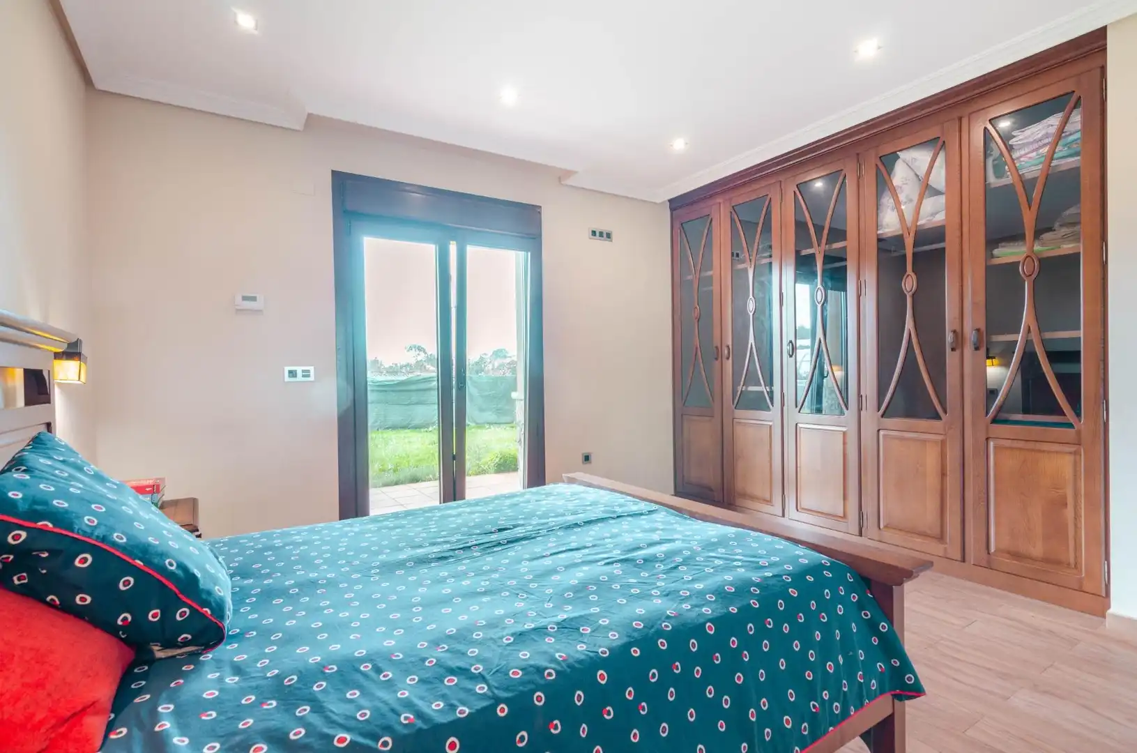 Habitación de Casa o chalet en venta en Santo Adriano con Calefacción, Piscina y Alarma