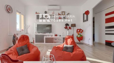 Modernidad en el Corazón de Roses Tu Hogar a un Paso del Mar., image 5