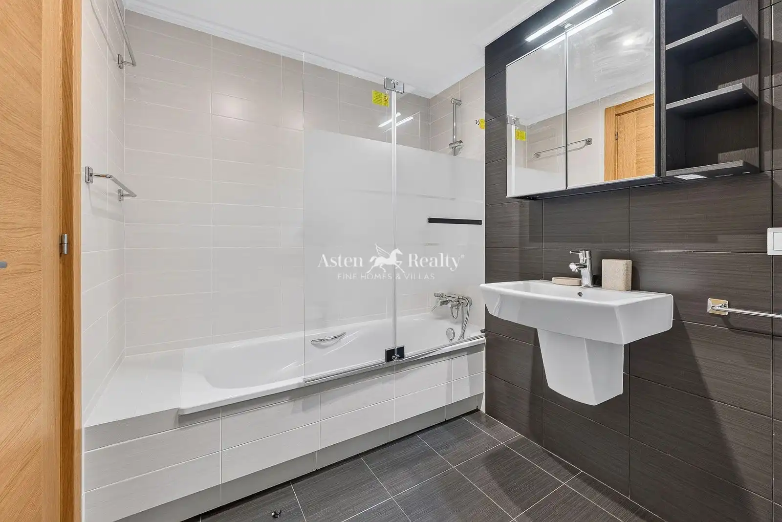 Bathroom of Flat for sale in Granadilla de Abona  with Air Conditioner, Private garden and Terrace
