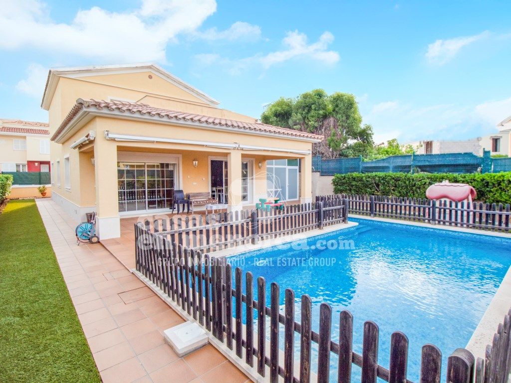Vista exterior de Casa o xalet en venda en Maó amb Aire condicionat, Jardí privat i Terrassa
