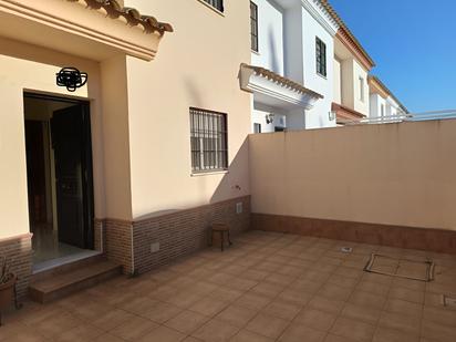 Terrasse von Einfamilien-Reihenhaus zum verkauf in Sanlúcar la Mayor mit Klimaanlage