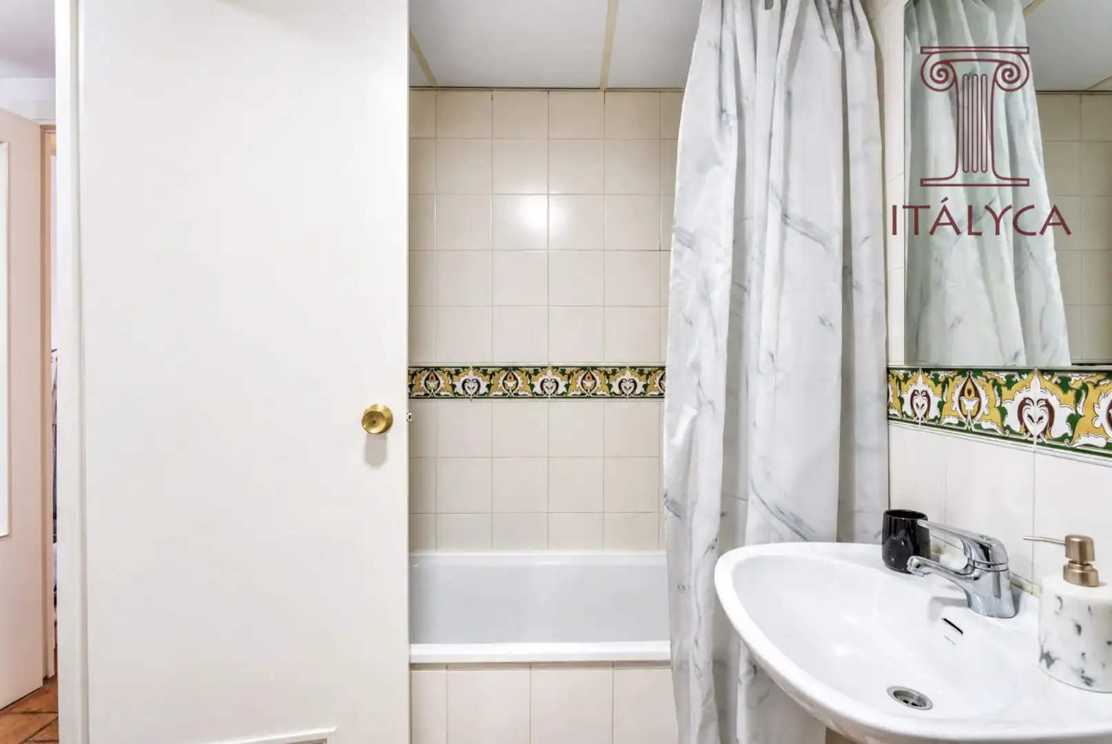Bathroom of Flat for sale in Sevilla  with Air Conditioner, Heating and Terrace