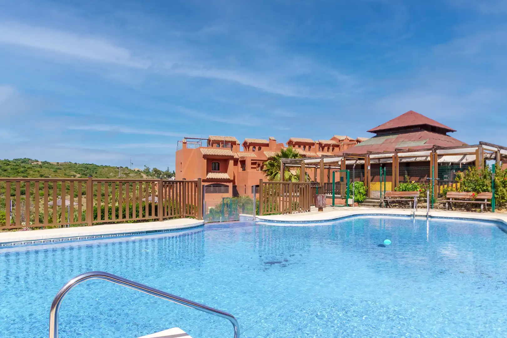 Piscina de Planta baja de alquiler en Estepona con Aire acondicionado, Jardín privado y Terraza