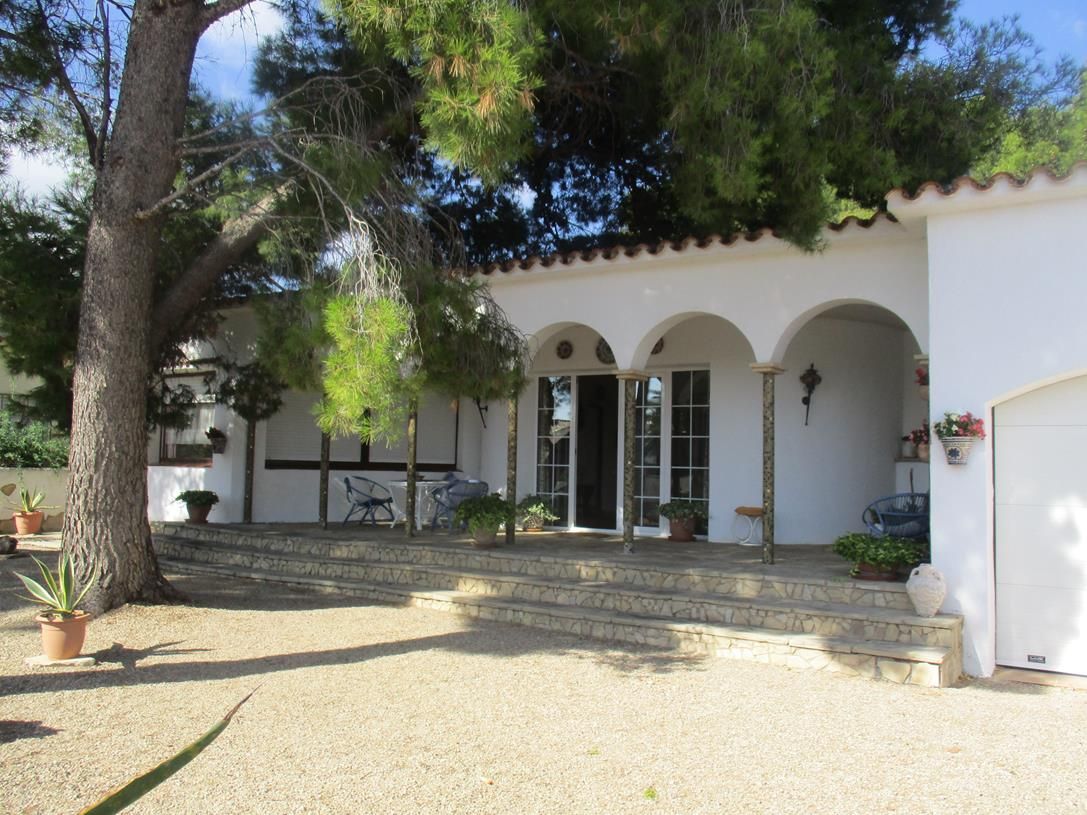 Vista exterior de Casa o xalet en venda en Mont-roig del Camp amb Jardí privat i Moblat