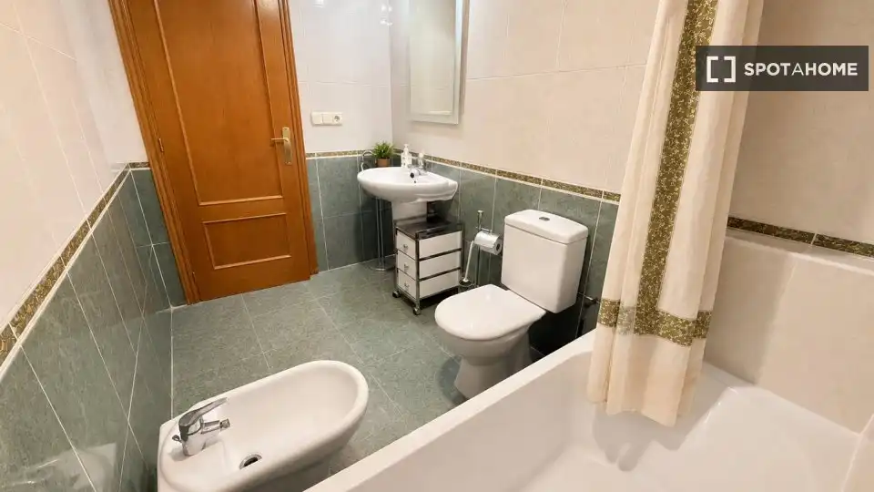 Bathroom of Flat for share in Valencia  with Air Conditioner, Heating and Furnished