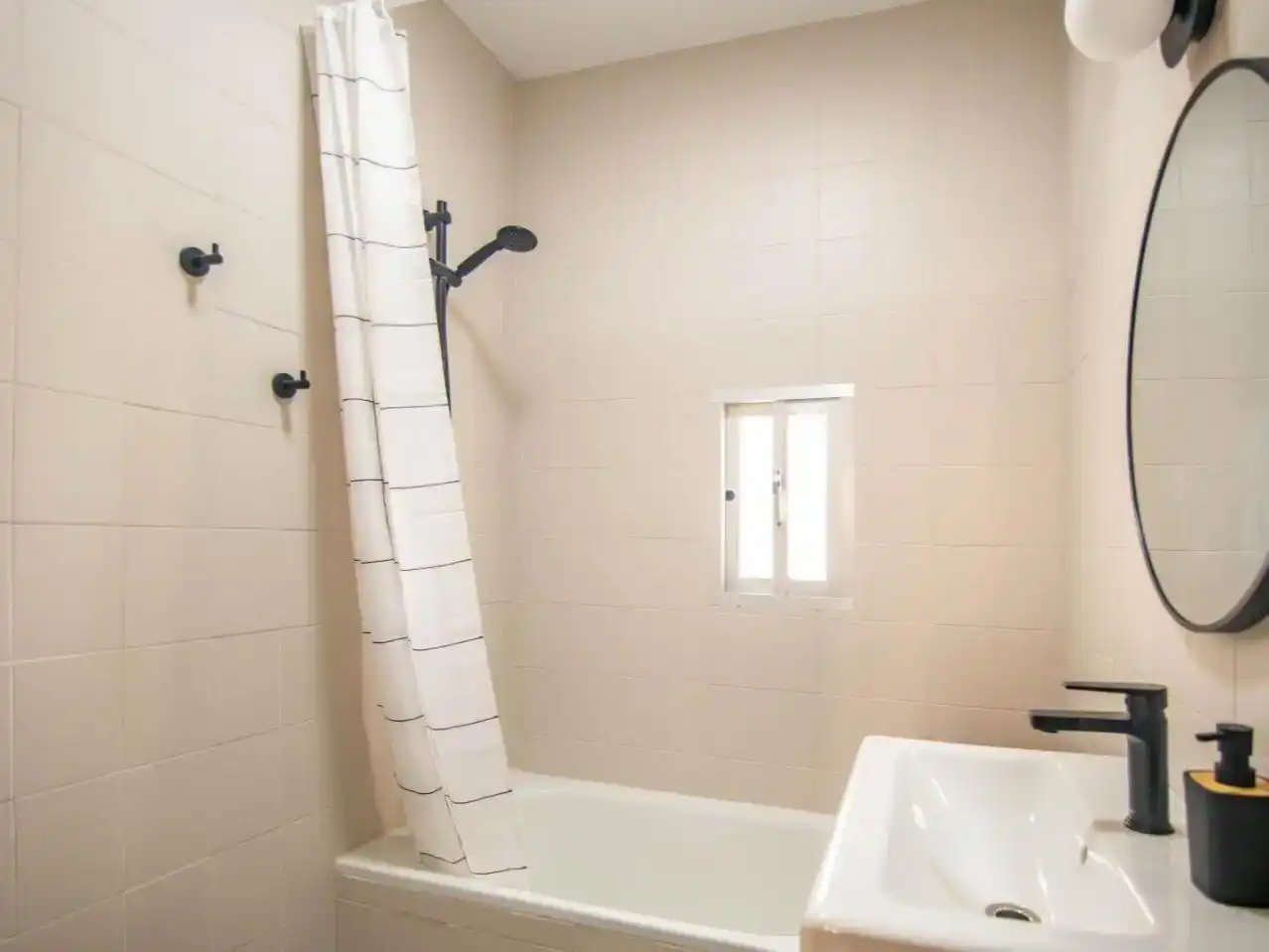 Bathroom of Detached homes for rent in Moclinejo