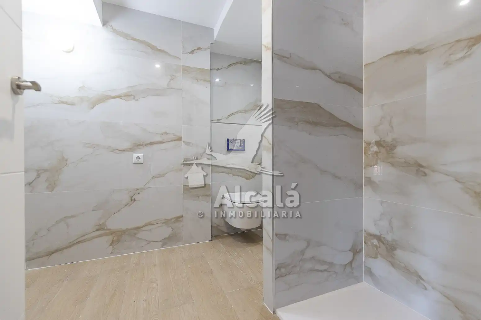 Baño de Local en venta en Alcalá de Henares con Aire acondicionado