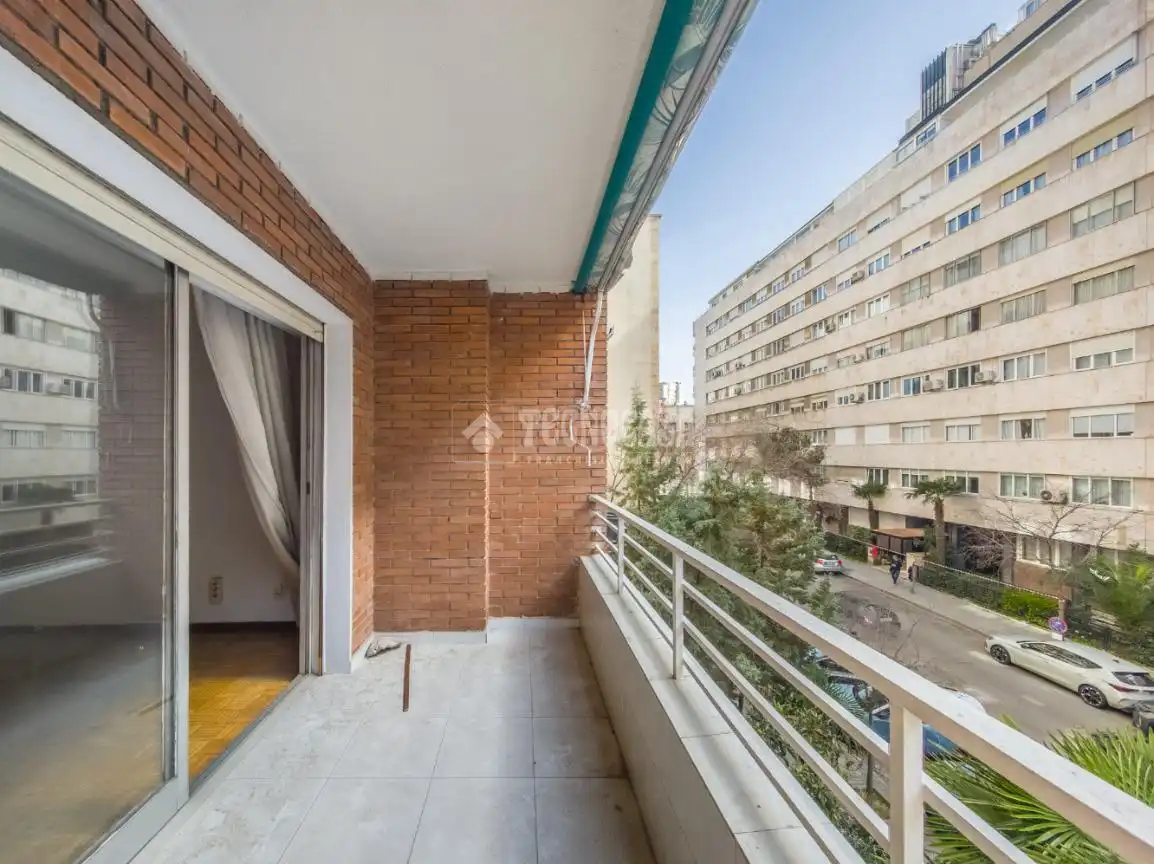 Vista exterior de Piso en venta en Madrid con Calefacción, Parquet y Terraza