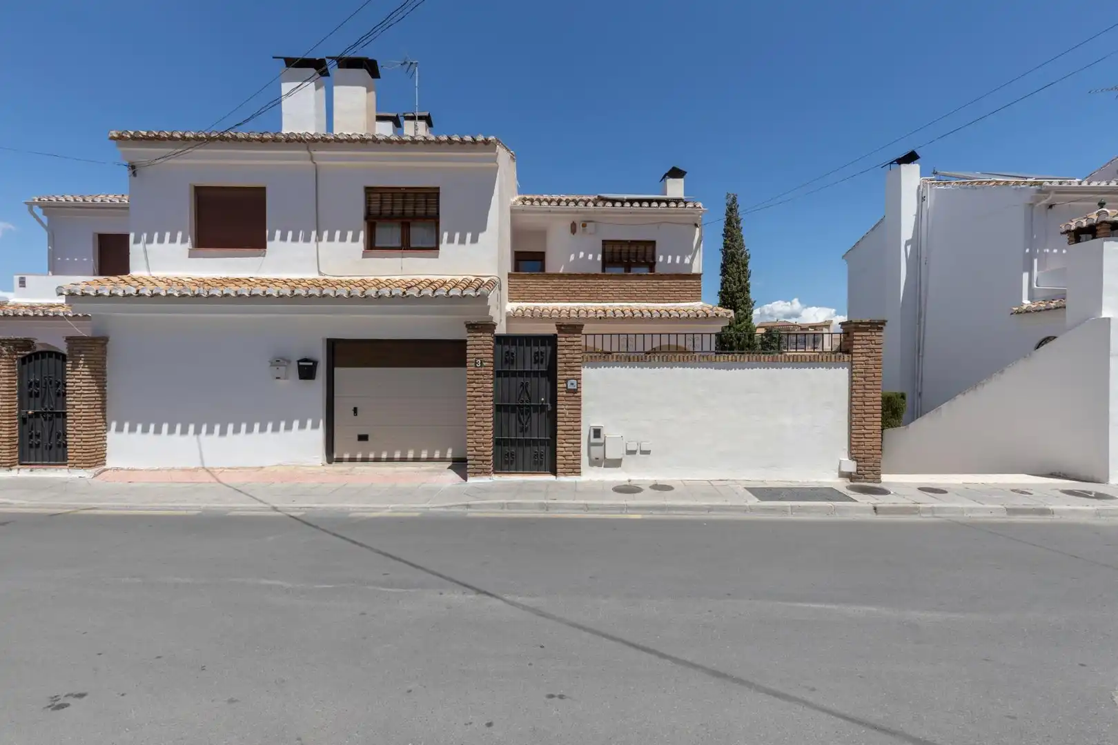 Vista exterior de Casa o xalet en venda en La Zubia amb Aire condicionat, Calefacció i Piscina comunitària