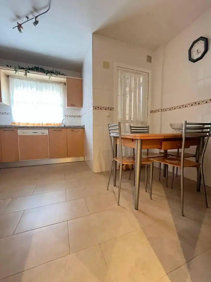 Cuina de Pis de lloguer en Málaga amb Aire condicionat, Jardí privat i Terrassa
