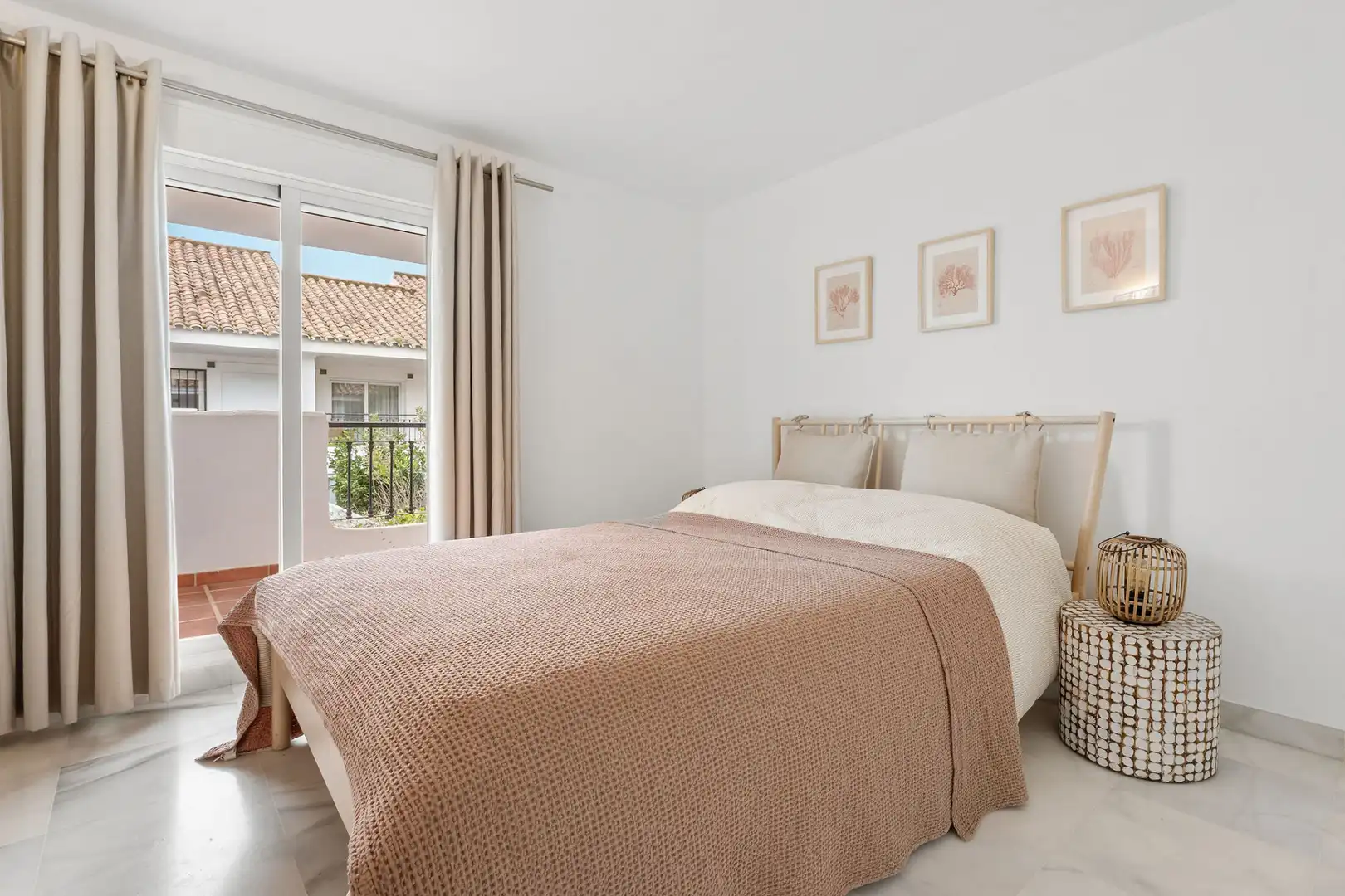 Dormitori de Casa adosada en venda en Marbella amb Terrassa, Piscina i Piscina comunitària