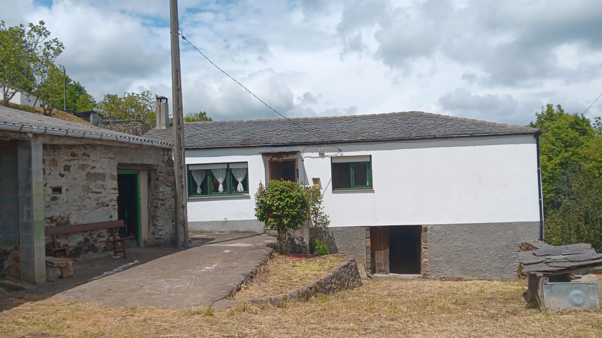 Vista exterior de Casa o xalet en venda en San Martín de Oscos amb Calefacció i Moblat