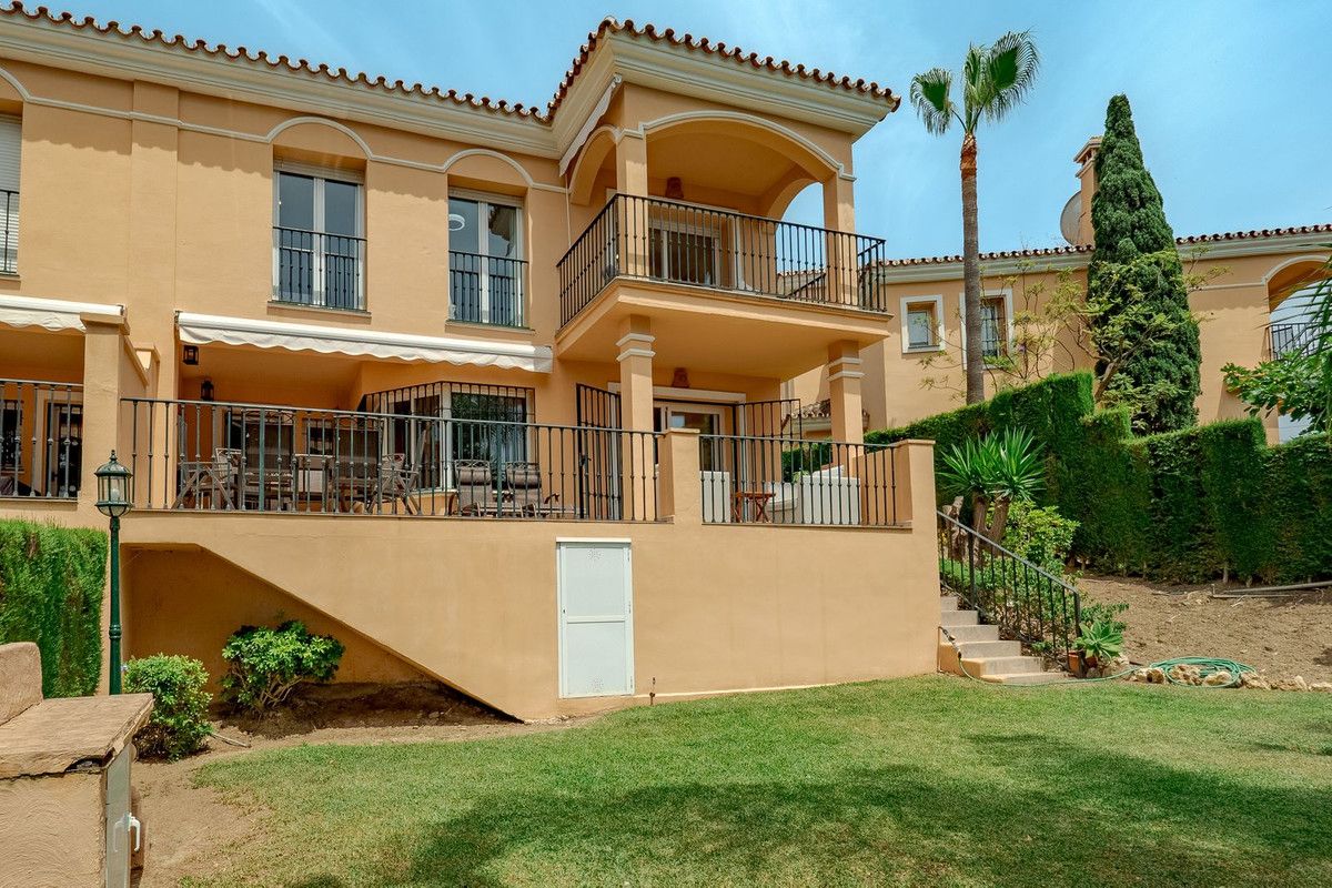 Vista exterior de Casa adosada en venda en Mijas amb Aire condicionat, Calefacció i Jardí privat