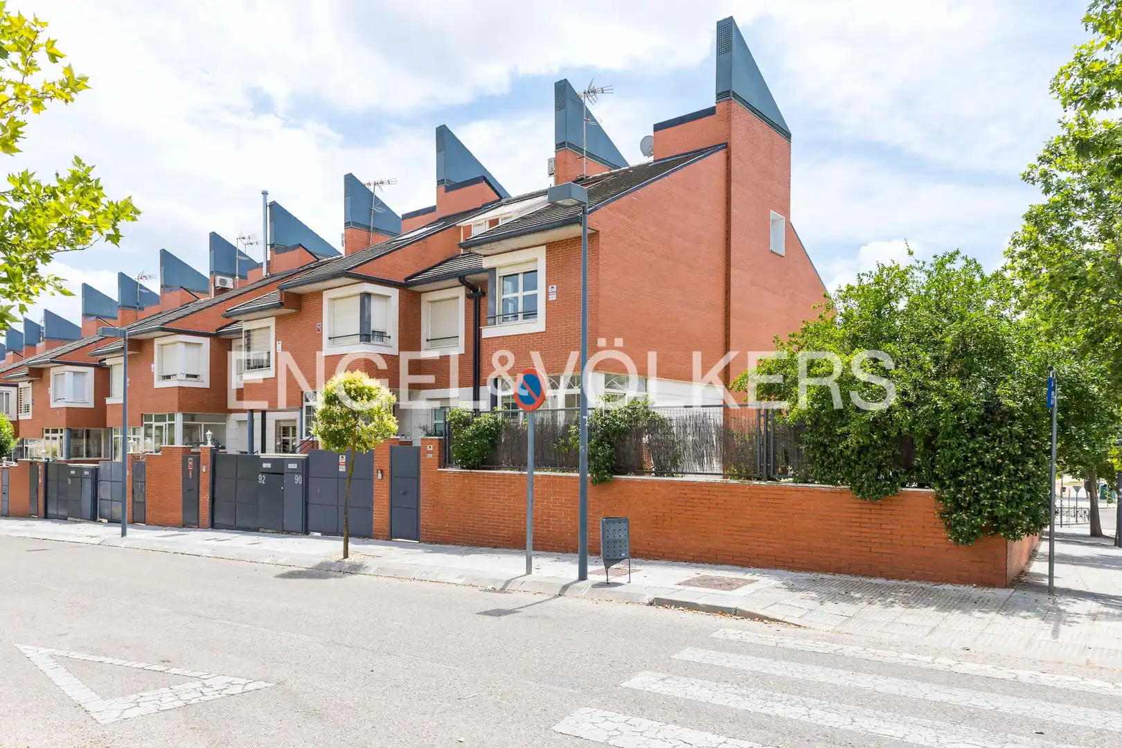 Exterior view of Detached homes for sale in Paracuellos de Jarama  with Air Conditioner, Heating and Private garden