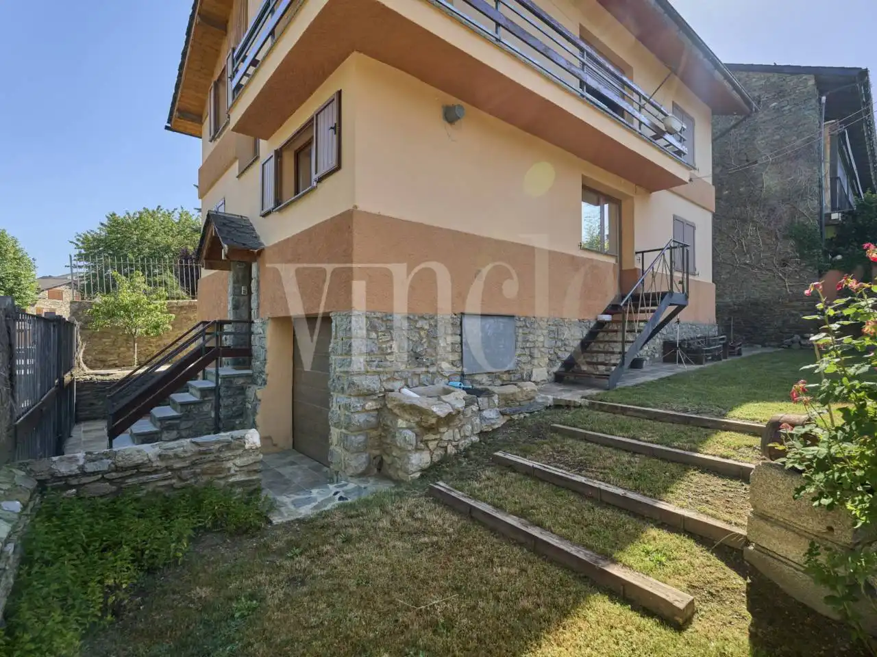 Vista exterior de Casa o xalet en venda en Fontanals de Cerdanya amb Calefacció, Jardí privat i Parquet