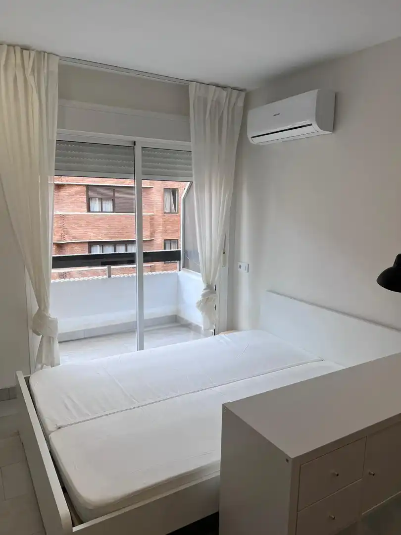 Dormitori de Estudi de lloguer en Sevilla amb Aire condicionat, Terrassa i Moblat