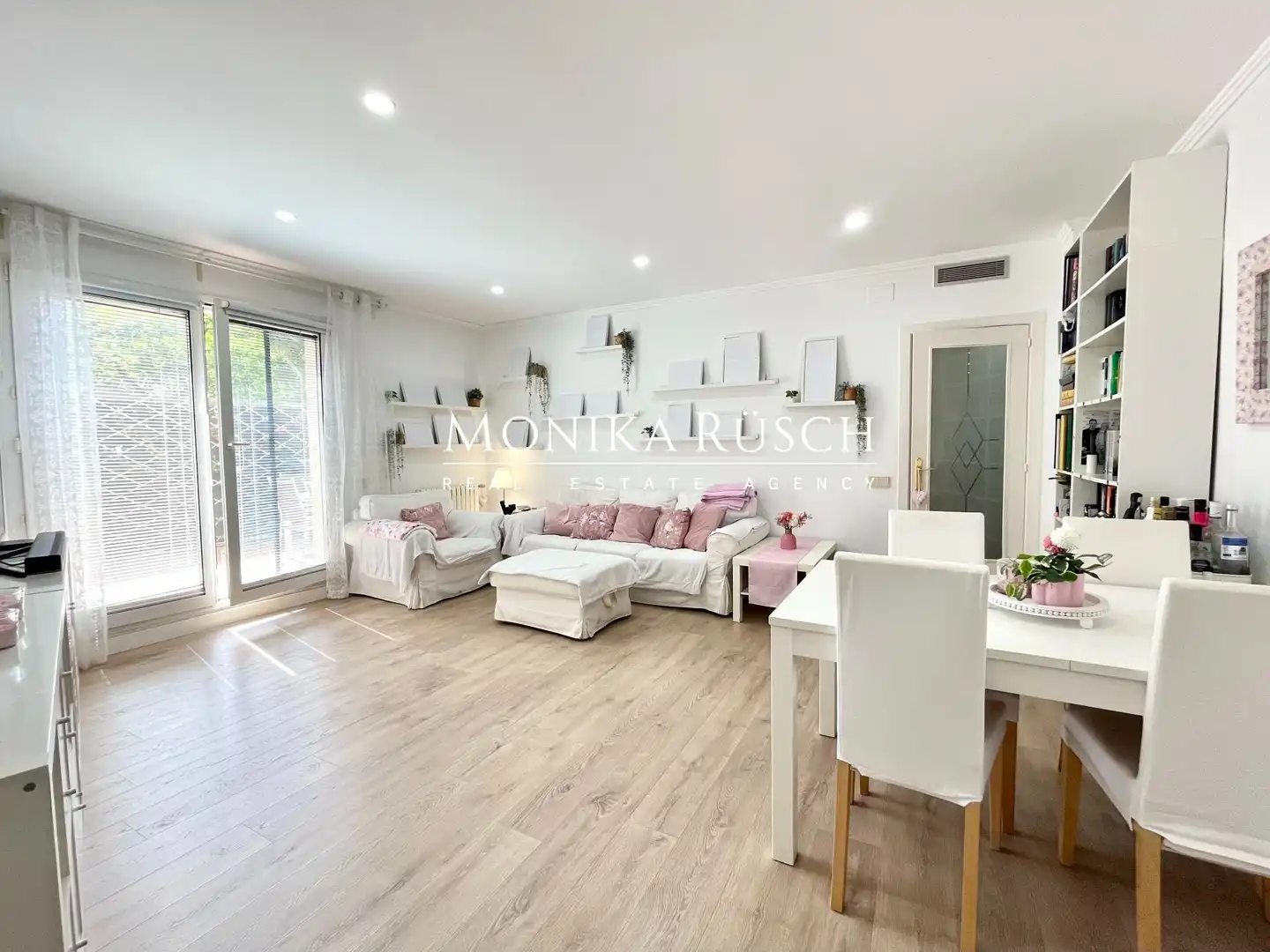 Sala d'estar de Pis en venda en Castelldefels amb Aire condicionat, Calefacció i Jardí privat