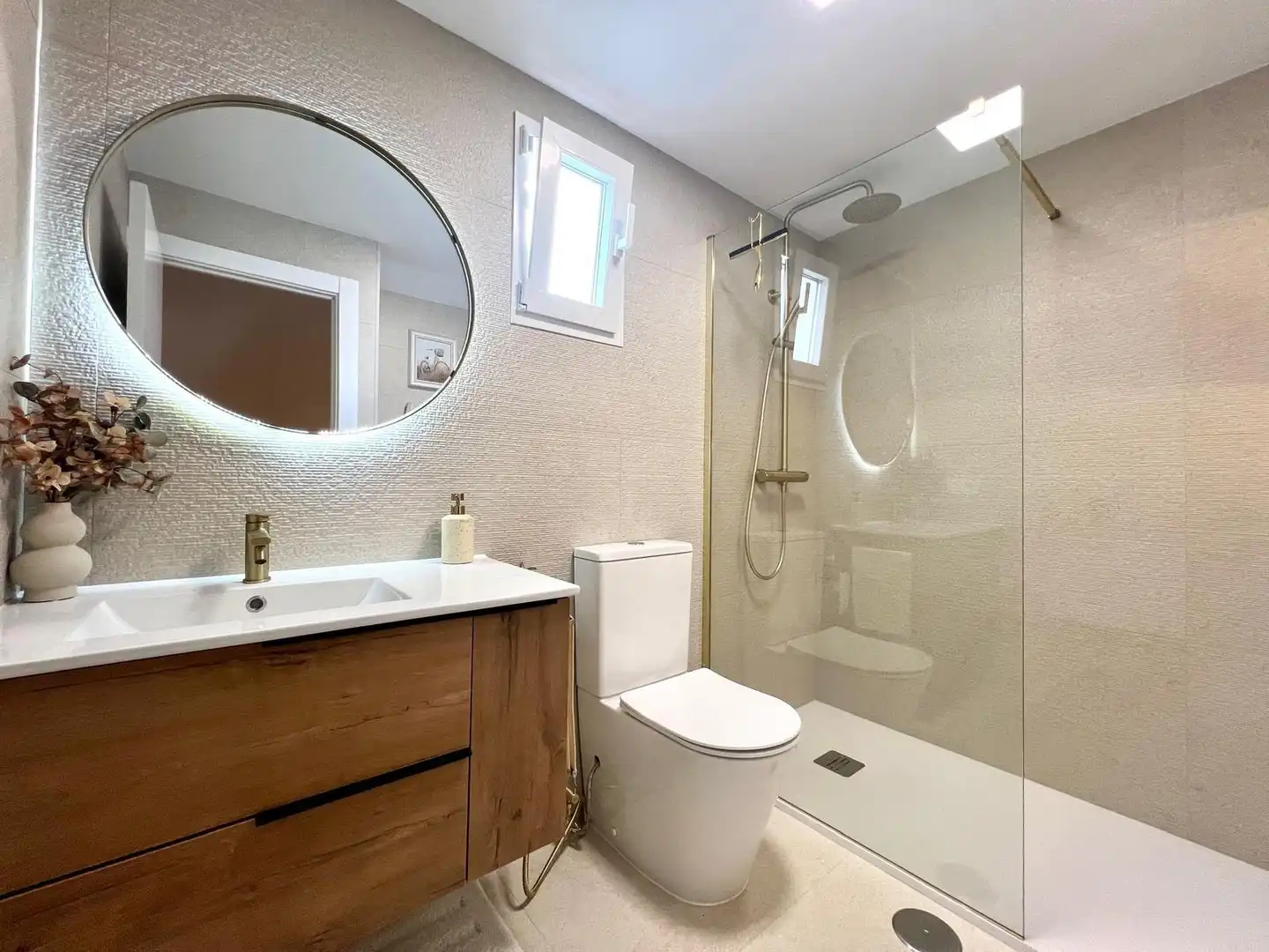 Bathroom of Houses for rent in Plasencia  with Air Conditioner, Furnished and Balcony