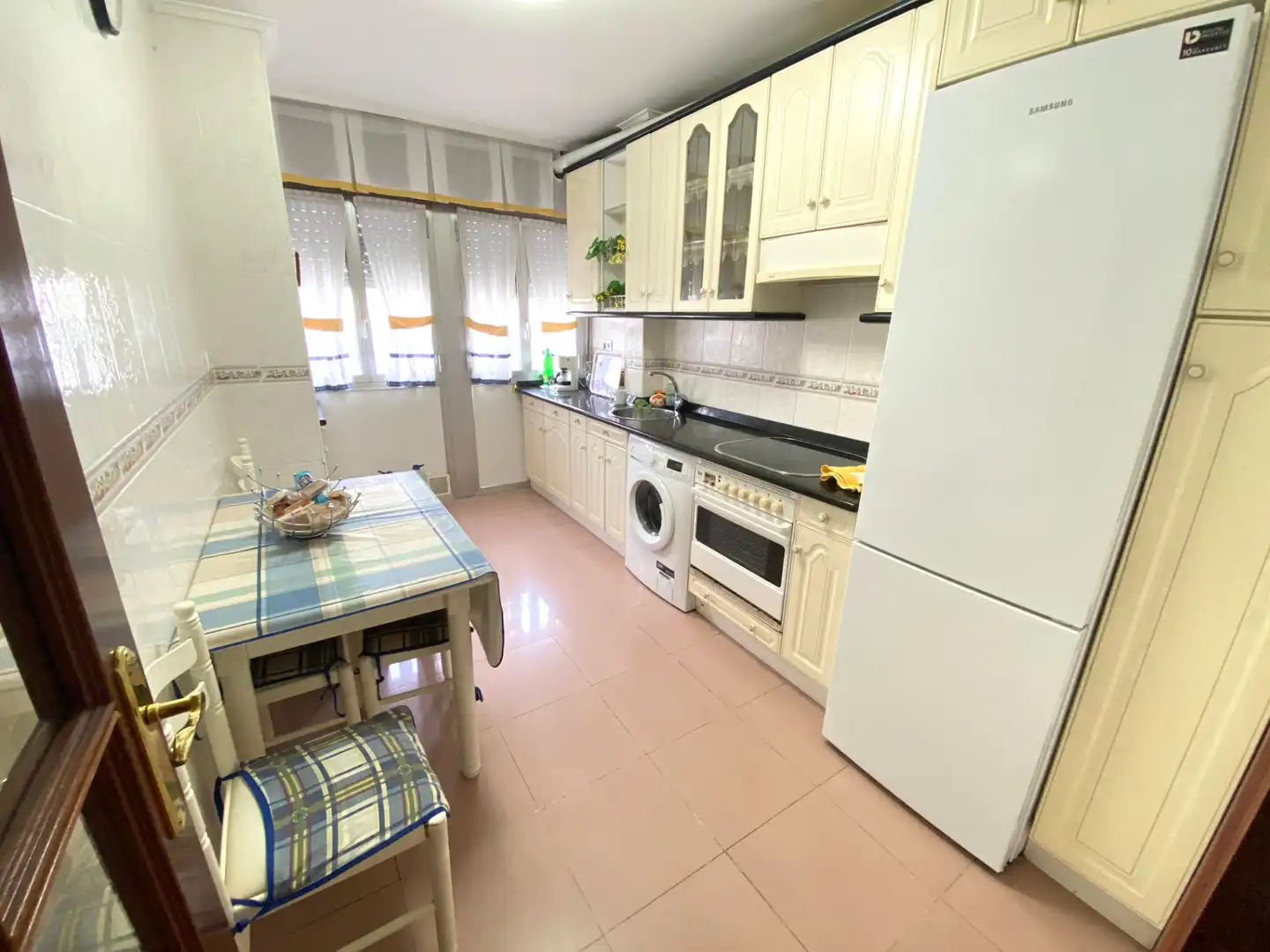 Cocina de Piso en venta en Castro-Urdiales con Horno, Lavadora y Microondas