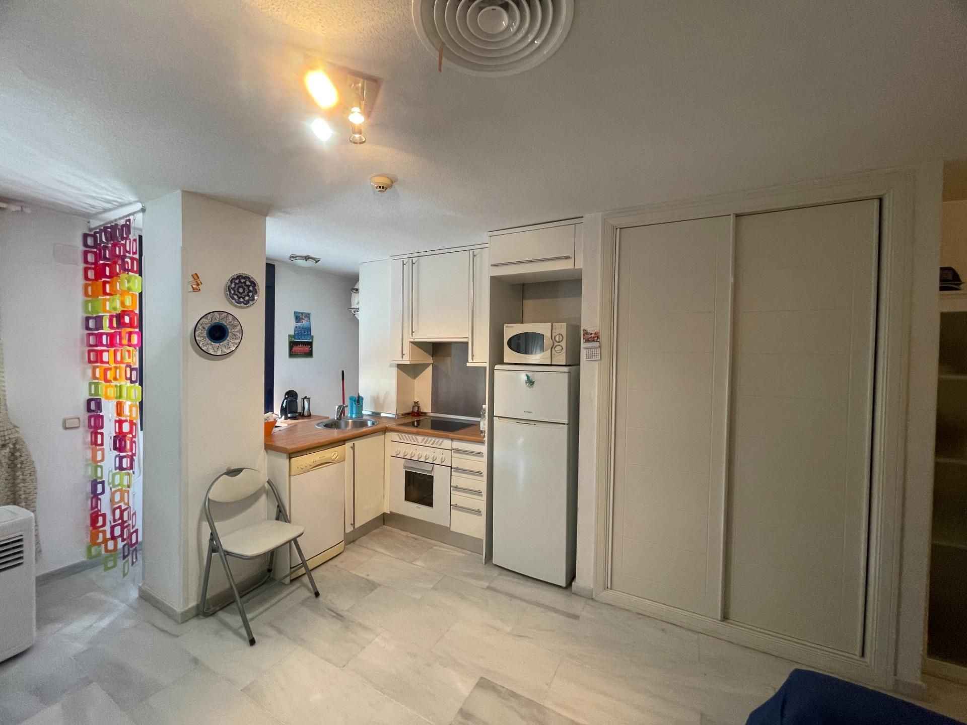 Cuina de Apartament de lloguer en Estepona amb Aire condicionat, Calefacció i Piscina comunitària