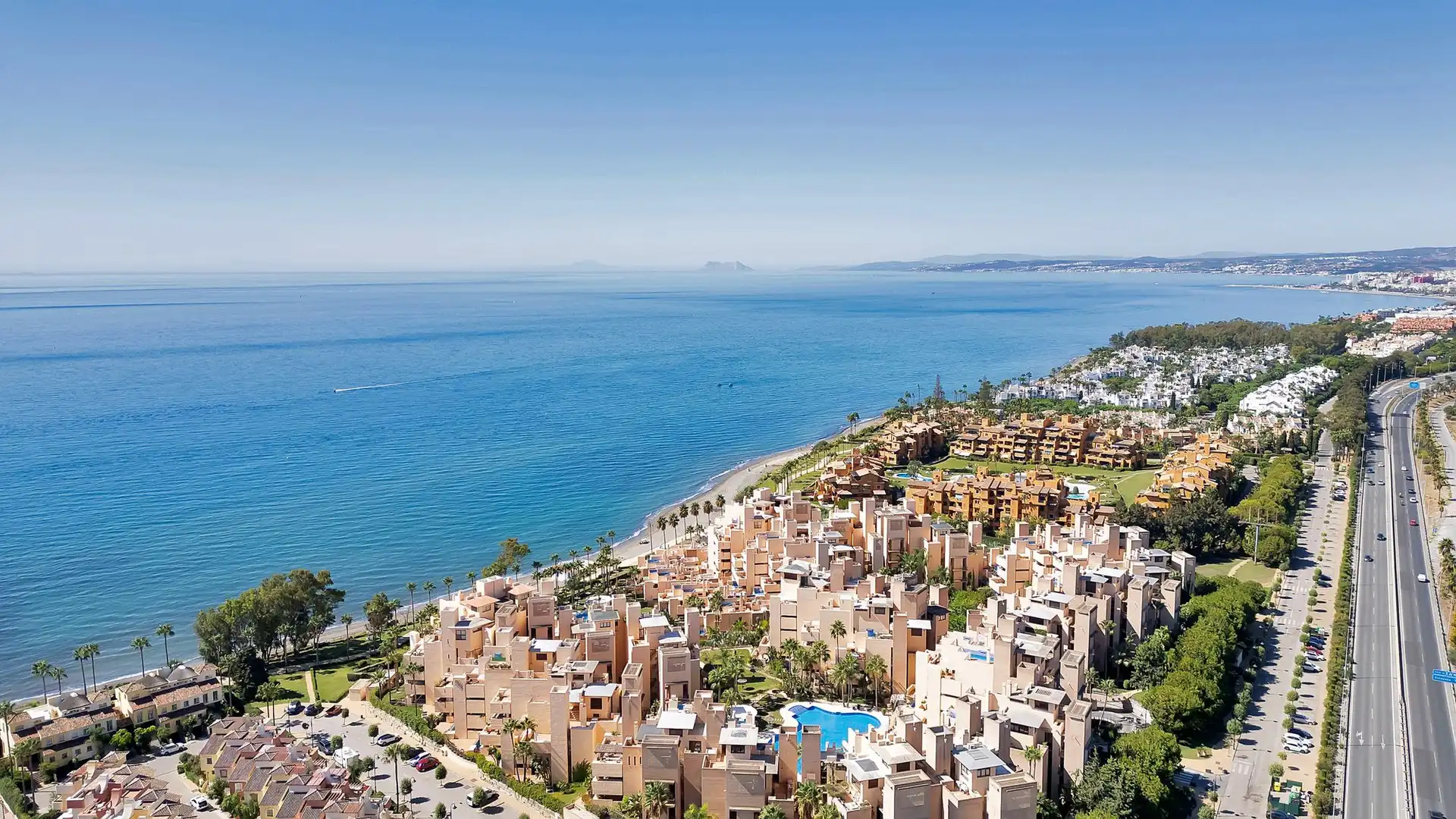 Vista exterior de Àtic de lloguer en Estepona amb Terrassa