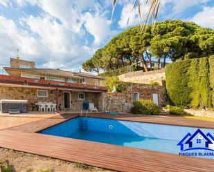 Piscina de Casa o xalet en venda en Arenys de Munt amb Aire condicionat, Jardí privat i Terrassa