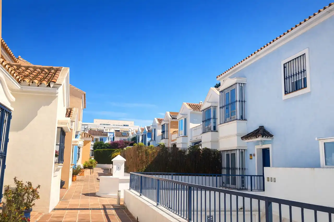 Vista exterior de Casa adosada de lloguer en Marbella amb Aire condicionat, Calefacció i Jardí privat