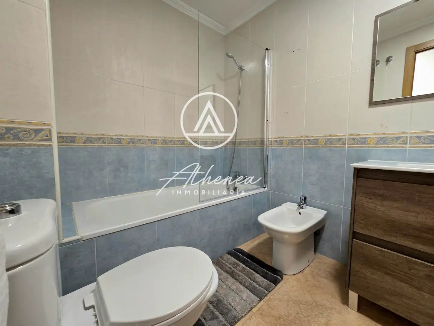 Baño de Piso en venta en Roquetas de Mar con Amueblado, Horno y Microondas