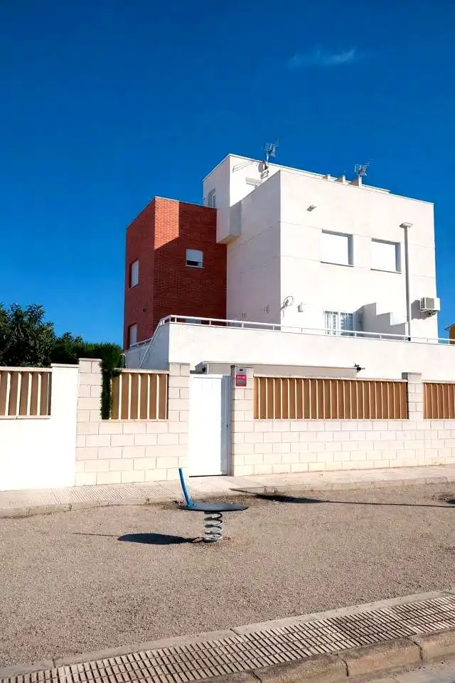 Vista exterior de Casa adosada en venda en Oliva amb Aire condicionat, Jardí privat i Terrassa
