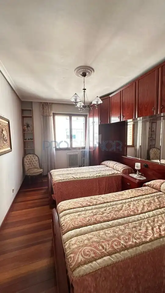 Habitación de Piso en venta en León Capital  con Calefacción y Trastero