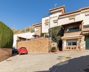 Vista exterior de Casa adosada en venda en  Granada Capital amb Aire condicionat, Calefacció i Jardí privat