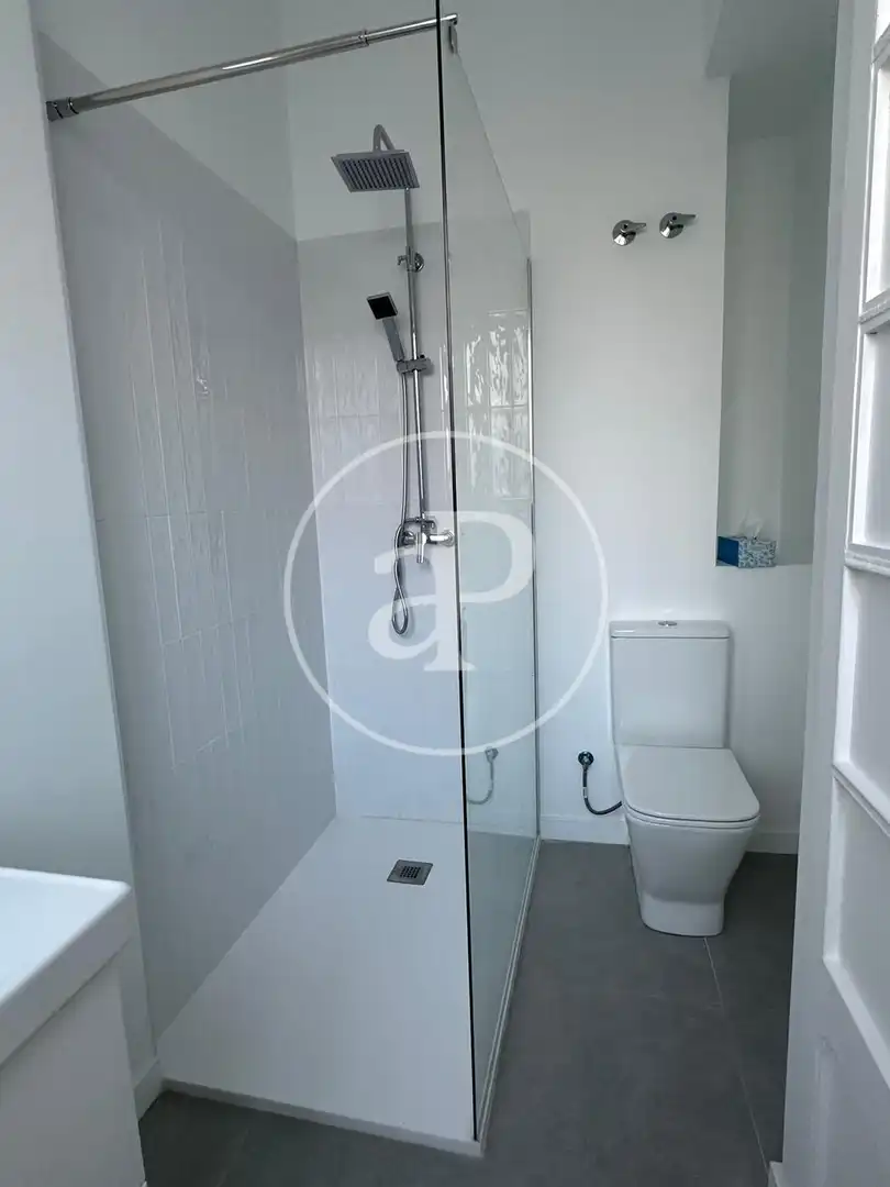 Badezimmer von Wohnung zur Miete in Valencia mit Klimaanlage, Heizung und Terrasse